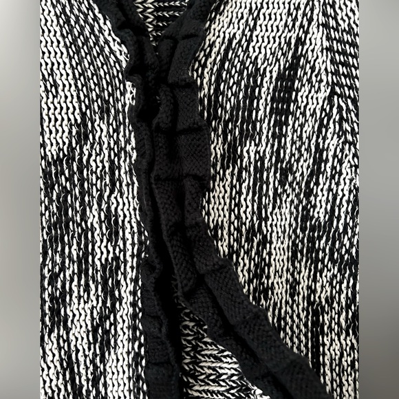 Bold black and white Pure knit sweater.  Fits L/XL. - Picture 5 of 5
